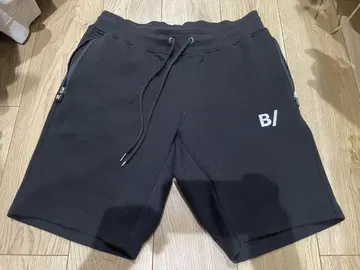 B/ 로고 블랙 맨투맨 숏 팬츠 비 슬래시