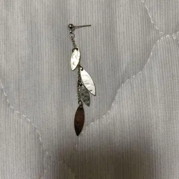 실버 계열 메탈 부품 한쪽 귀걸이