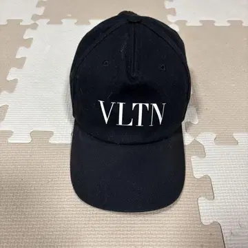 VLTN 로고가 새겨진 블랙 캡