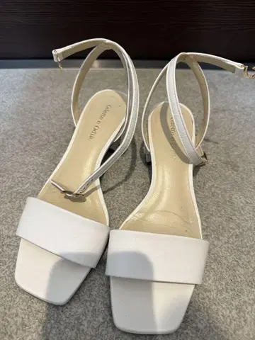 오데뜨 앤 오딜 샌들