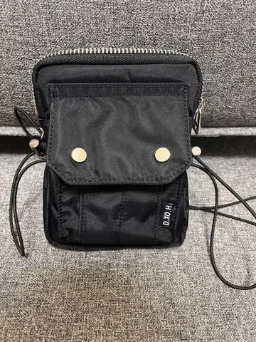 DXOH LOGO TAG BAG 디소에이치 로고 태그 백 블랙