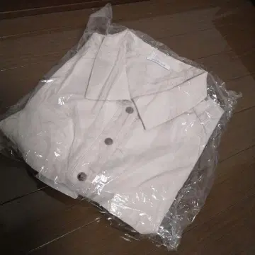 베이지 반팔 셔츠