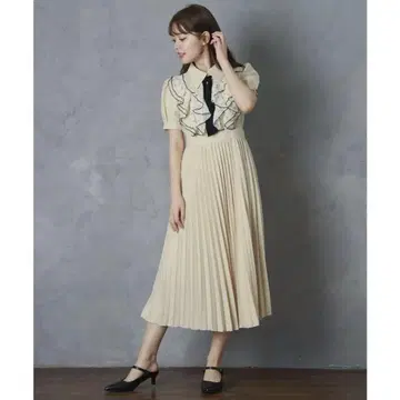 Cheek 티크 배색 프릴 플리츠 보타이 원피스 아이보리