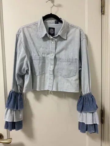 프릴이 달린 크롭 데님 셔츠