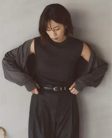 FORME 히가시하라 아키 리브 컷 티셔츠 슬리브리스 차콜
