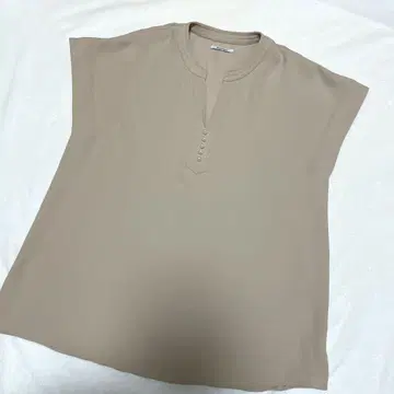 [ 새상품급 ] 에마 테일러 슬리브리스 티셔츠 펄 버튼