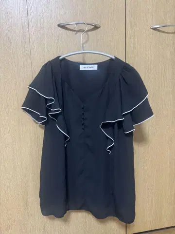 Misch Masch 프릴 블랙 반팔 블라우스