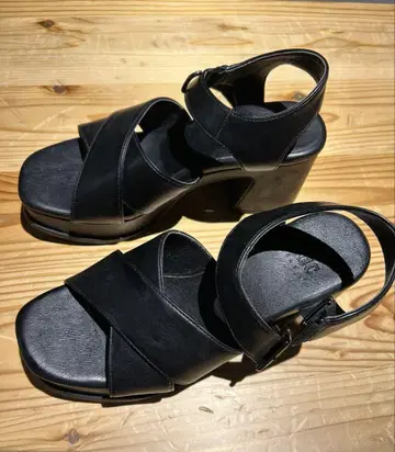 블랙 스트랩 샌들, 높은 힐