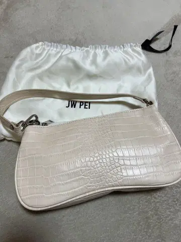 JWPEI 크로코 무늬 핸드백