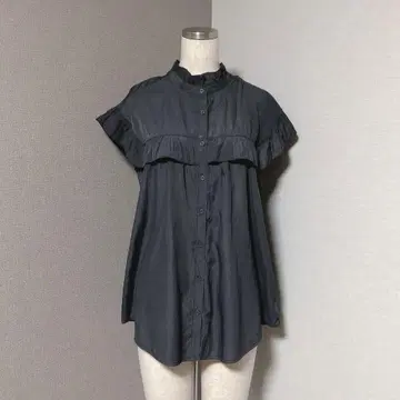 디스코트 프릴 하이넥 블라우스 차콜