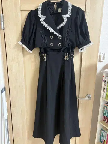 레이스 달린 옷깃의 블랙 롱 원피스