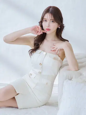 DEA 로브 드 플뢰르 버튼이 달린 화이트 타이트 드레스