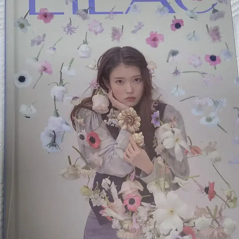 IU | 아이유 Iu Lilac photobook + unreleased photocard on
