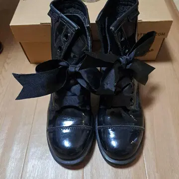 Dr. Martens 블랙 페이턴트 UK5 부츠