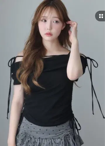 오프숄더 블랙 티셔츠 사이드 리본