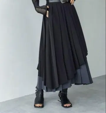 HARE 비대칭 플리츠 스커트
