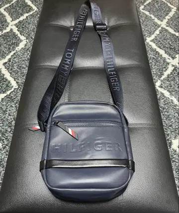 TOMMY HILFIGER 네이비 숄더백