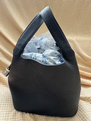 블랙 가죽 핸드백 새상품 피코탄과 비슷한 소가죽
