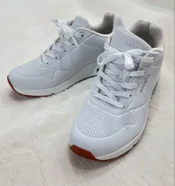 새상품급 스케쳐스 SKECHERS 스니커즈 화이트 화이트 메모리 폼