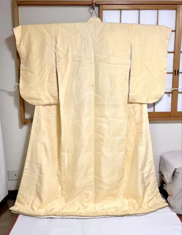히키즈리 이중 비단 무대 기모노 계란색 바탕에 얇은 솜 두 겹