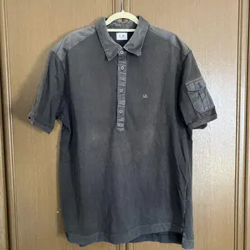 CP COMPANY 다크 그레이 피케 셔츠