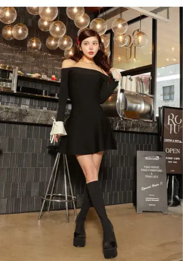 오프숄 플레어 니트 미니 원피스
