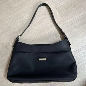 EdeE 블랙 나일론 핸드백