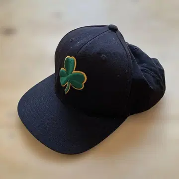 Mitchell & Ness 클로버 자수 블랙 캡