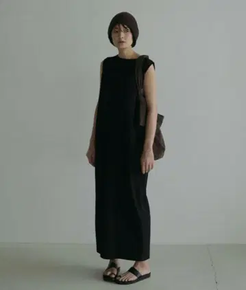ANUKE 안누크 소매 없는 탭 디자인 원피스