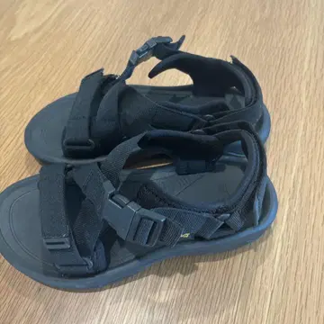 Teva 블랙 스트랩 샌들