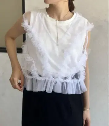 미사용 새상품 튤 프릴 베스트 x 민소매 리셋 풀오버 튤 부분만