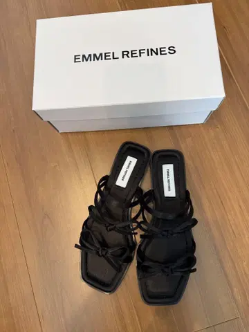 EMMEL REFINES 블랙 스트랩 샌들 M