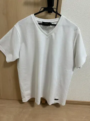 AZUL 화이트 V넥 티셔츠