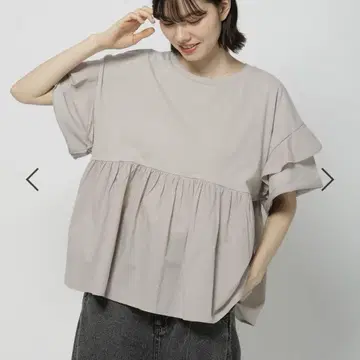 니코앤드 프릴 절개 페플럼 티셔츠 Niko and -
