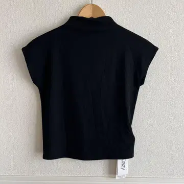 Dazy 슬리브리스 하이넥 블랙