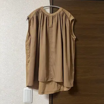 [컨디션 최상] 브라운 슬리브리스 티셔츠 블라우스
