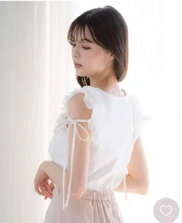 노엘라 숄더 프릴 티셔츠