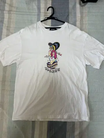 XLARGE 그래픽 프린트 화이트 티셔츠