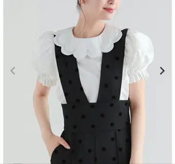 Fitmore 새상품 스캘럽 칼라 퍼프 슬리브 블라우스