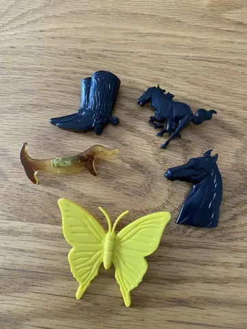 빈티지 플라스틱 말 나비 개 모티브 브로치