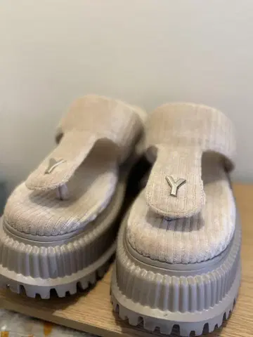 YELLO 샌들 NEST PLATFORM TONGS SANDALS