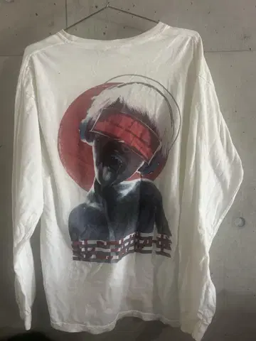 그래픽 프린트 화이트 T셔츠