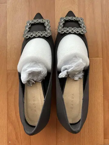 RANDA 비쥬 장식 블랙 스틸레토 펌프스