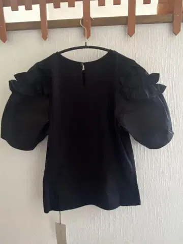 자스그리티 미사용 새상품 택 포함. 프릴이 달린 블랙 반팔 탑