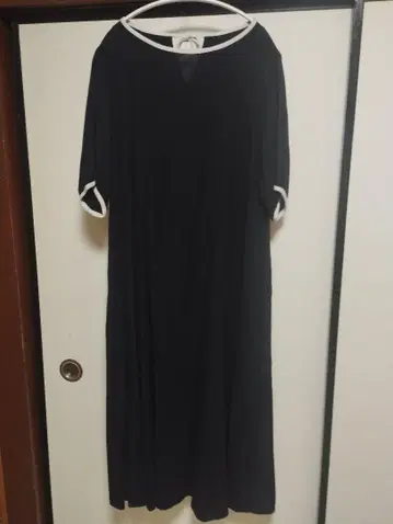 어반 리서치 도어스 심플 블랙 롱 원피스 7부 소매