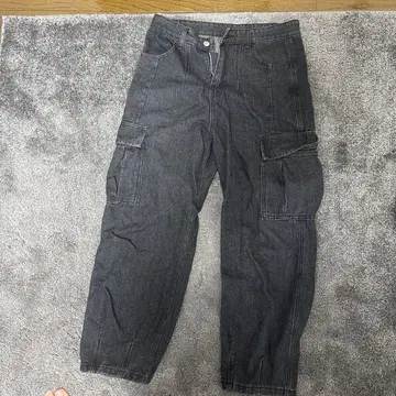 다크 그레이 카고 포켓 부착 데님 팬츠