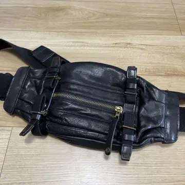 어태치먼트 블랙 바디백