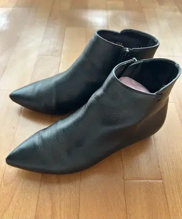 DIANA 블랙 가죽 부티