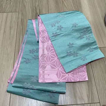 청록색과 핑크색의 반폭 오비, 리버서블
