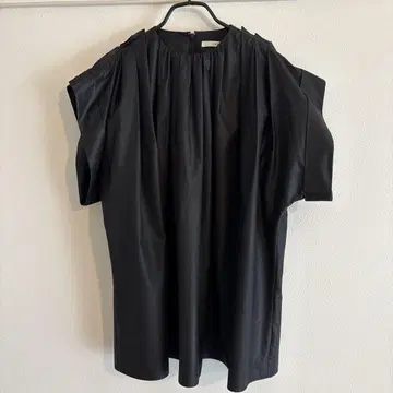LOHEN 개더 태그 볼륨 블라우스